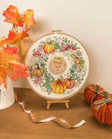 XJS7 Autumn Wreath Lifestyle
