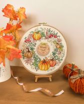 XJS7 Autumn Wreath Lifestyle